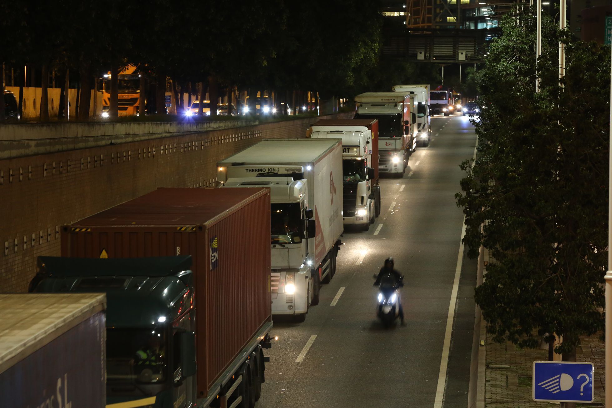Los transportistas colapsan las rondas de Barcelona contra la prohibición de circular por la zona de bajas emisiones .