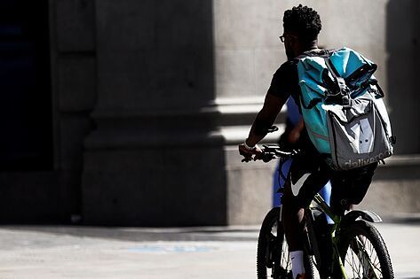 Los 100 días de la Ley Rider: Deliveroo abandona España mientras Glovo, Just Eat y Uber comienzan «una gran pelea por sus clientes»
