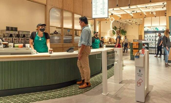 Starbucks y Amazon abren su primer establecimiento juntos.