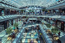 La afluencia a los centros comerciales ascendió un 6,8% en junio