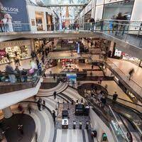 Los centros comerciales prevén vender más que el año pasado pero no como en 2019