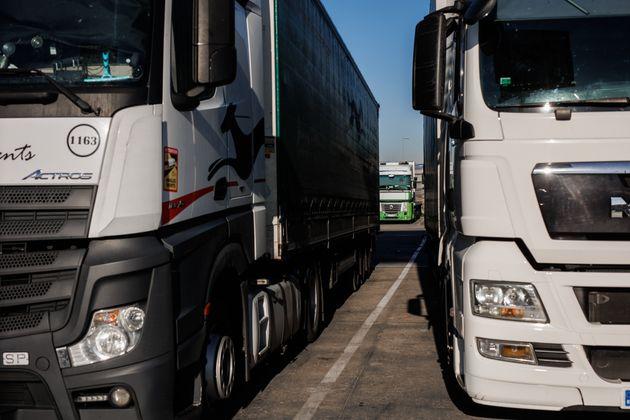 Los transportistas desconvocan el paro sectorial tras alcanzar «in extremis» un acuerdo con el Gobierno