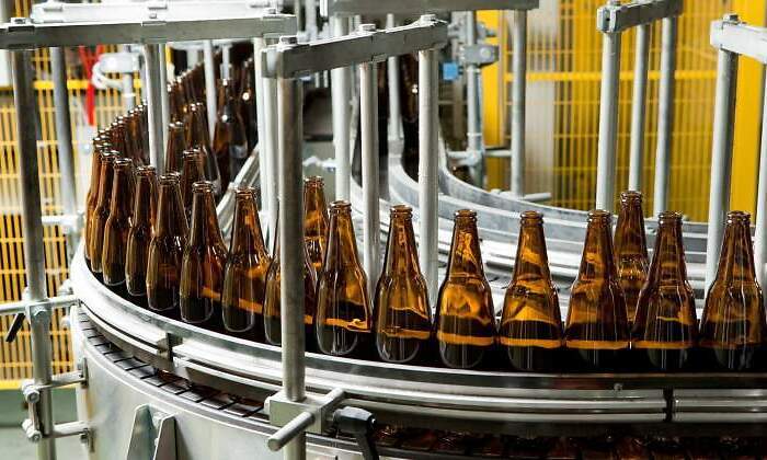 La escasez de vidrio pone a la industria del licor y del perfume en un aprieto justo antes de Navidad