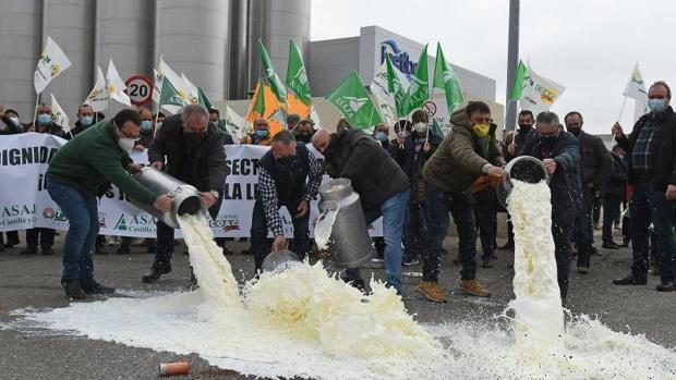 Productores lácteos ultiman una huelga indefinida para exigir a la industria que suba los precios