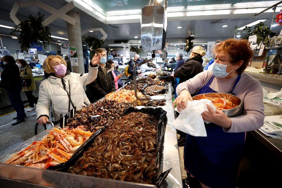 Las tiendas de alimentación «roban» los clientes a los restaurantes por el miedo a ómicron