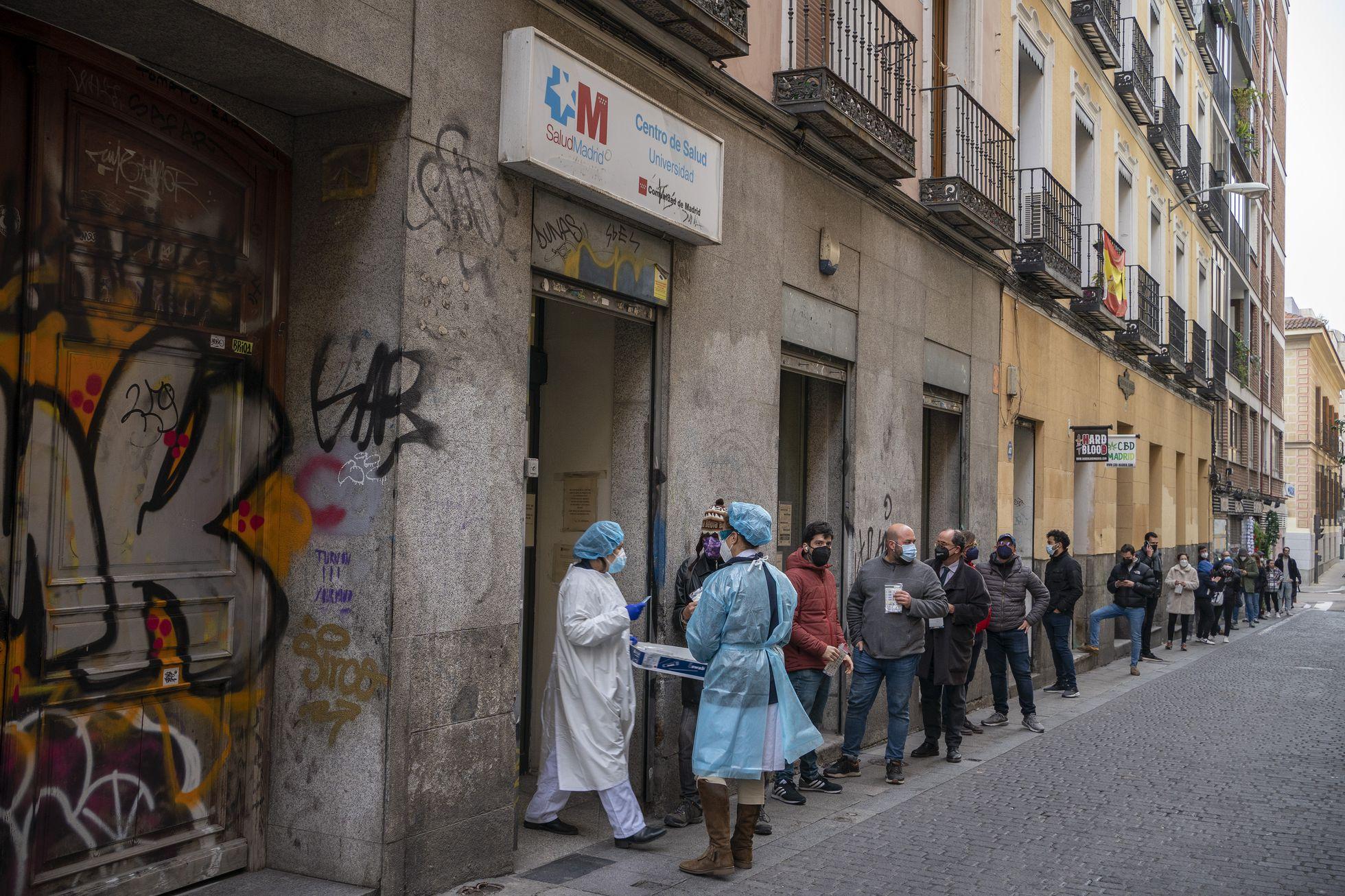 Las cadenas de alimentación y gran consumo piden el alta automática de los contagiados para no quedarse sin personal