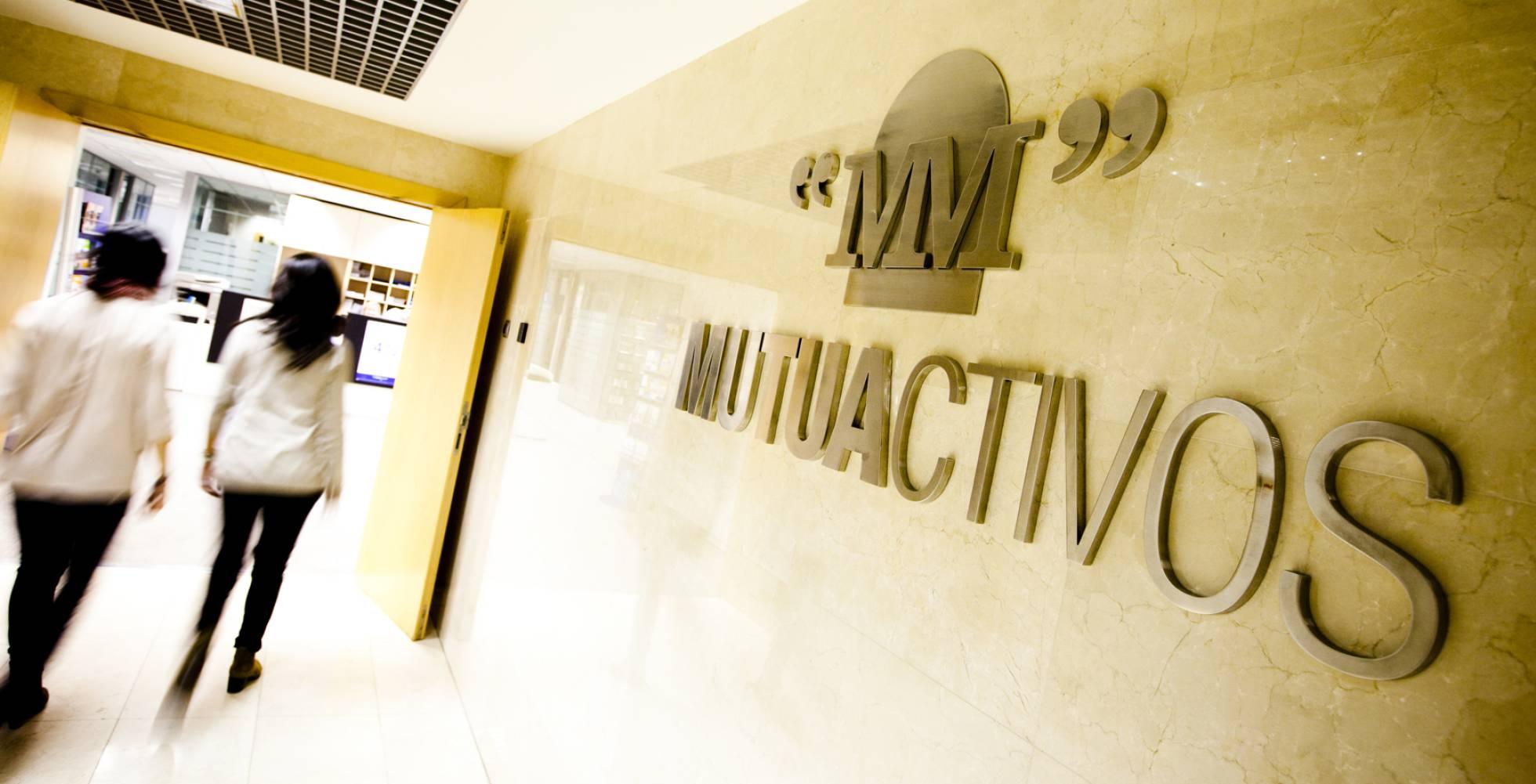 Mutua saca 800 millones de euros de sus fondos de inversión para entrar en El Corte Inglés