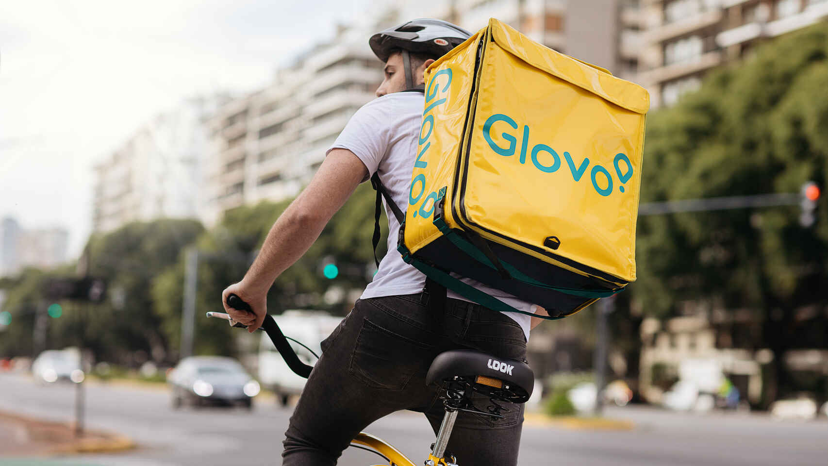 El exceso de oferta de riders tras la marcha de Deliveroo permite a las plataformas capear el impacto de ómicron