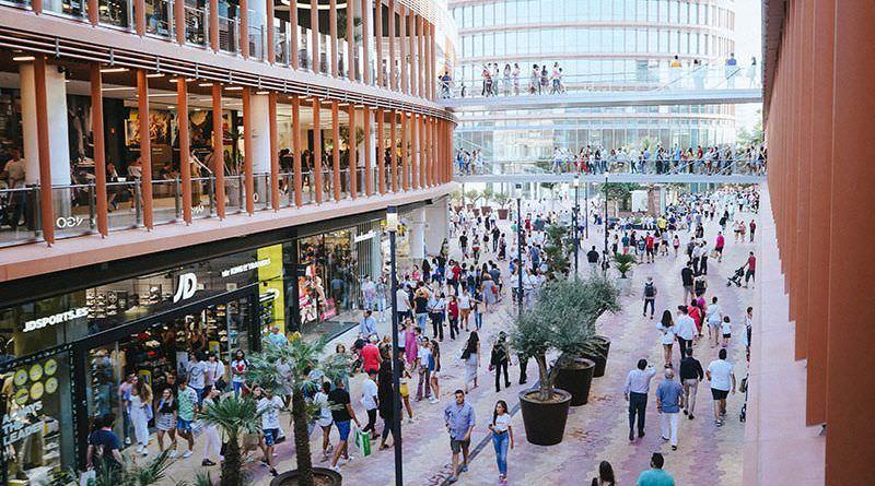 La afluencia a los centros comerciales desciende un 11% en enero, pero aumenta un 35,5% respecto a 2021