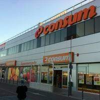 Consum planta cara a Carrefour y gana cuota gracias a su «imagen local»