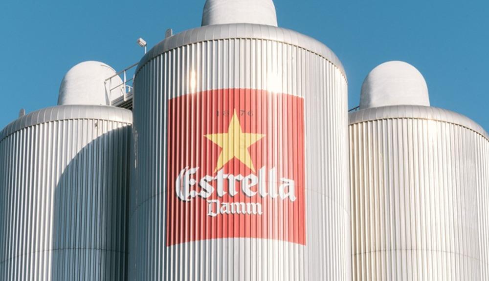 Estrella Damm bromea con la vinculación de su cerveza a los escándalos de Boris Johnson
