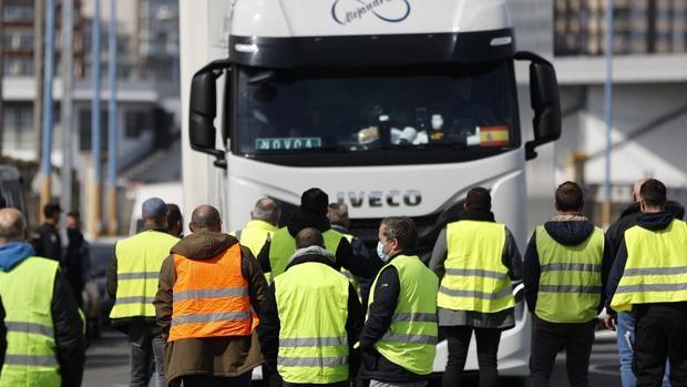 Calviño y Montero toman las riendas del conflicto del transporte y citan hoy a la logística