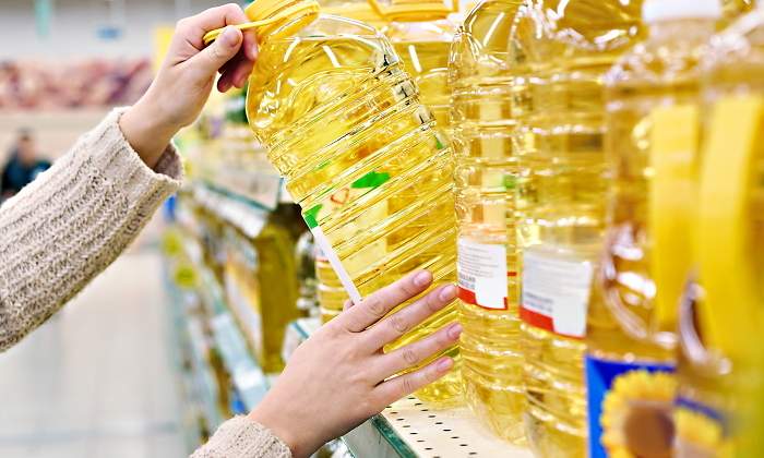 Quién está detrás del aceite de girasol de Hacendado, el producto más buscado estos días en Mercadona