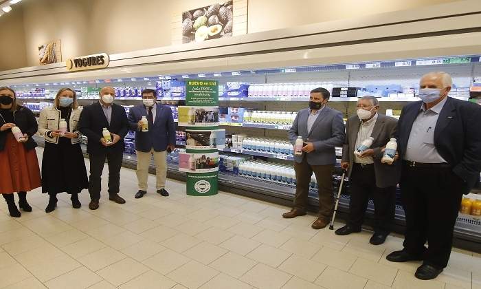 Lidl vende 40.000 litros de leche fresca de «kilómetro 0» en dos meses