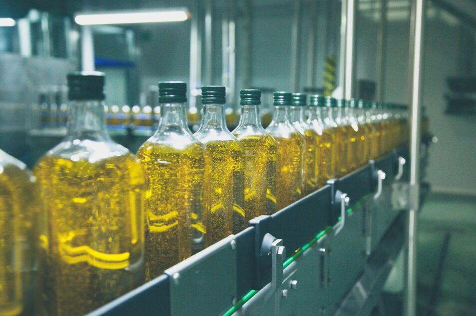 La huelga de transportistas paraliza las exportaciones y pone en peligro el aceite de oliva español