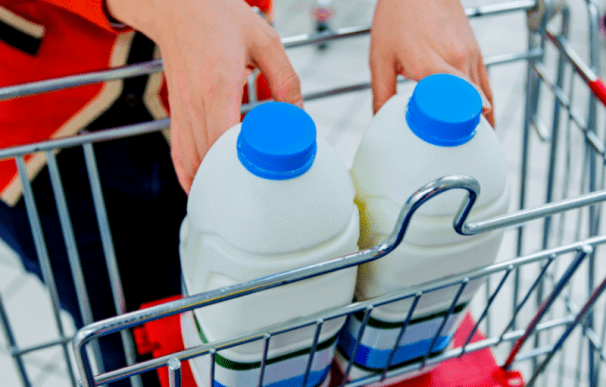 La industria láctea pierde 3 millones de litros y empieza a redistribuir la leche