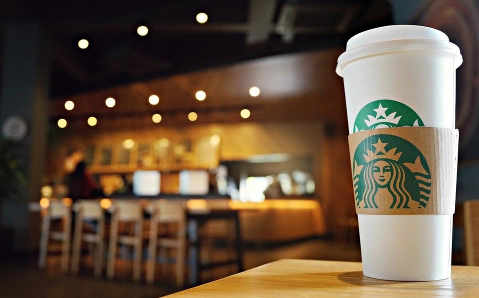 Starbucks suspende todos sus negocios en Rusia