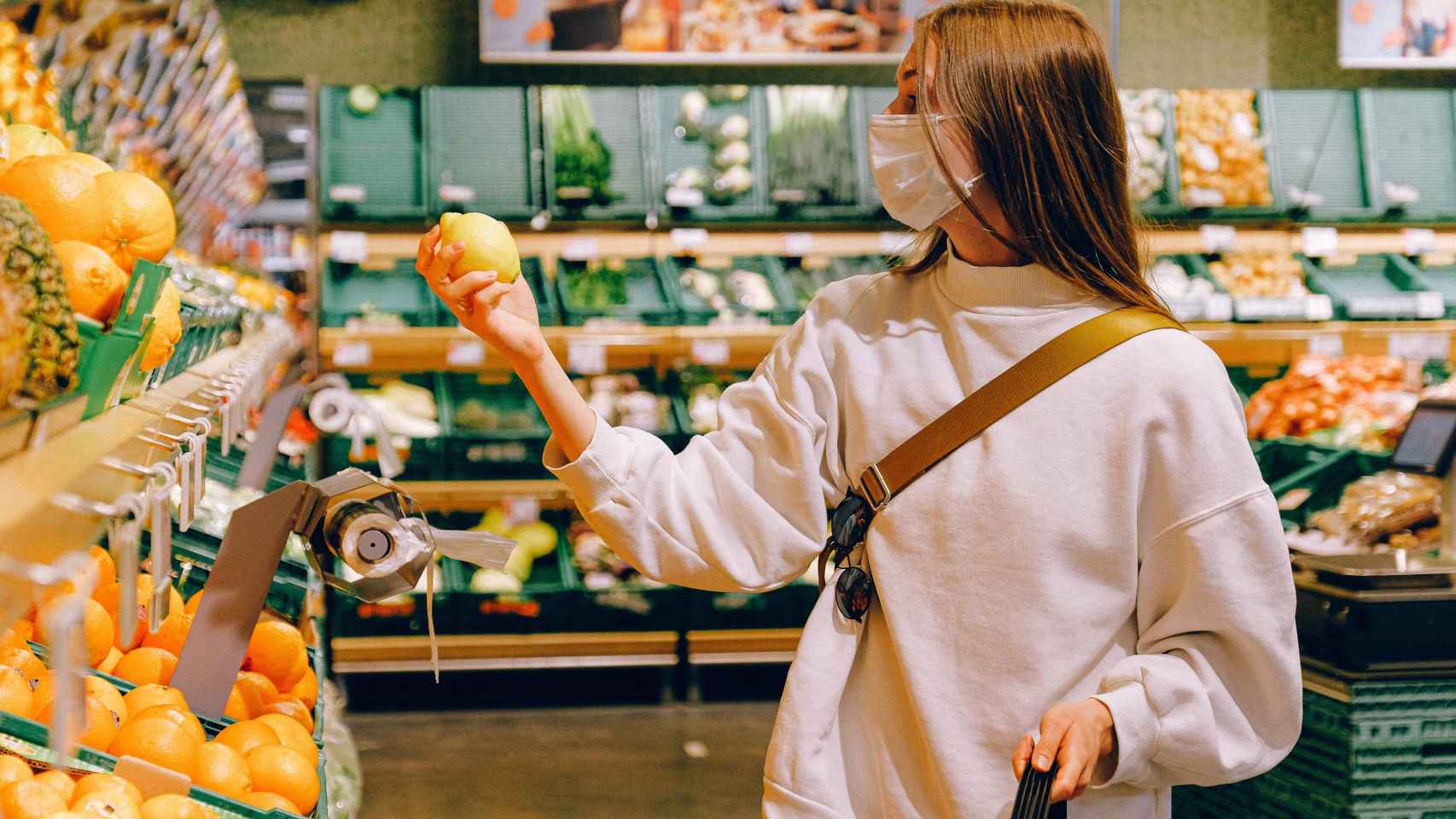 Olor a pan, colores vivos y nada dejado al azar: los trucos secretos del súper para que compres más