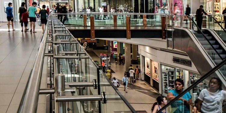 La afluencia a los centros comerciales sube un 2,2% en marzo￼