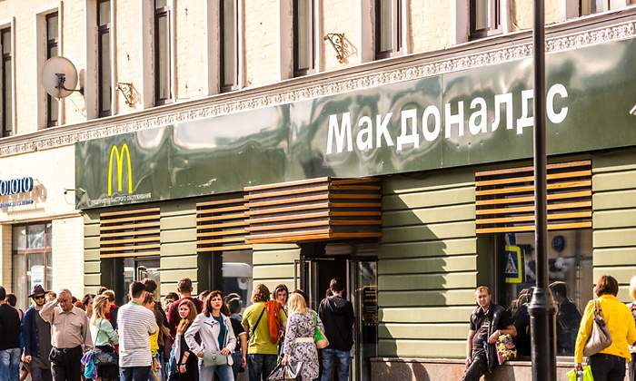 McDonald’s pone a la venta sus 850 tiendas en Rusia y se marcha después de 32 años