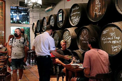 España sacia su sed de ocio: la recaudación en impuestos sobre el alcohol se dispara más de un 40%