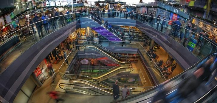 La afluencia a los centros comerciales prosigue su recuperación con un alza del 16% en mayo