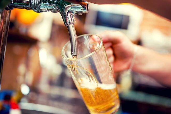 El sector cervecero espera un buen verano, pero mira de reojo a la inflación
