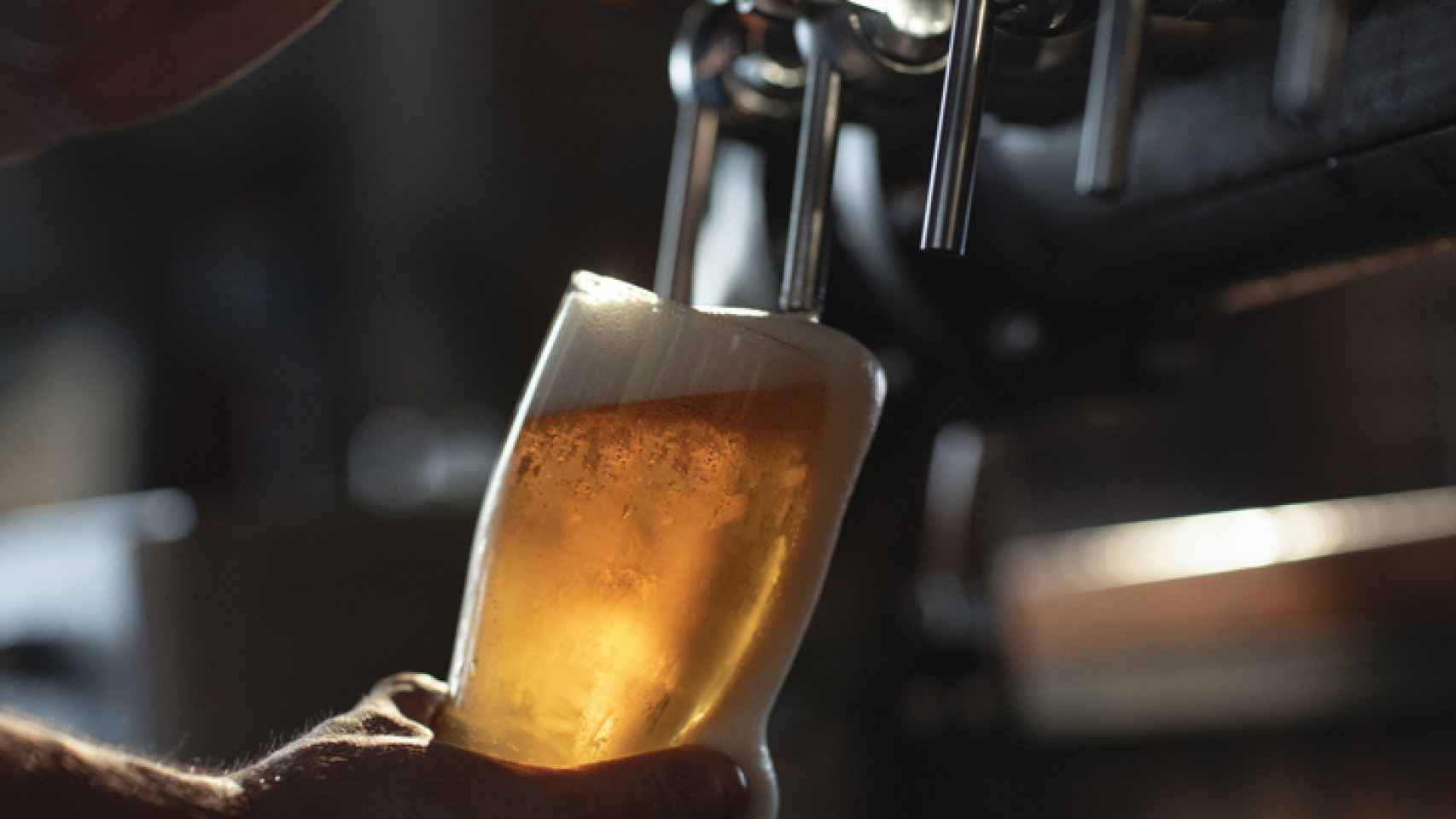Dónde se bebe la cerveza más barata y más cara de España: el ranking por ciudades y precios