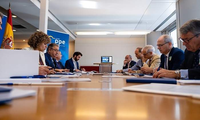 La UE vuelve a la carga: quiere advertir que el vino «provoca cáncer»