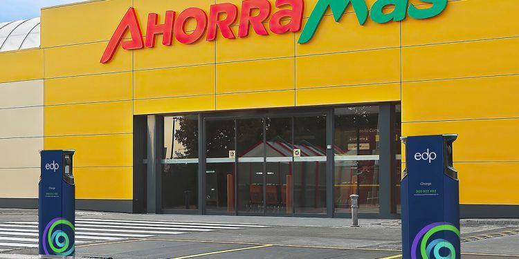Ahorramas se alía con EDP para instalar 450 puntos de recarga para vehículos eléctricos en 140 supermercados￼