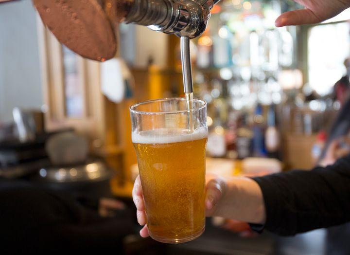 La cerveza no se libra y también sube de precio en plena ola de calor
