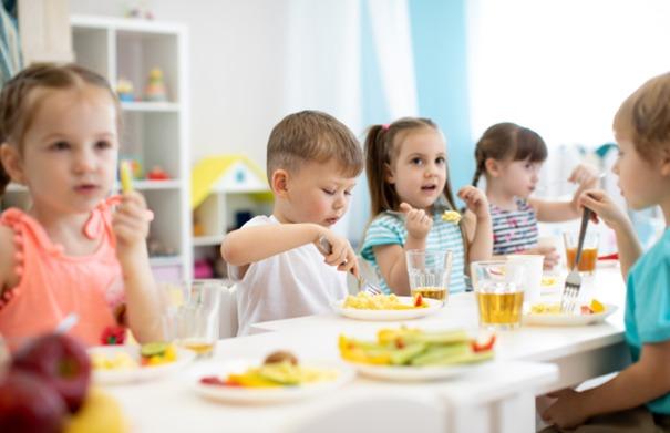 Food Service Madrid, la patronal de la restauración colectiva de la Comunidad de Madrid, alerta de la situación crítica que están viviendo los comedores escolares de los colegios públicos madrileños.￼