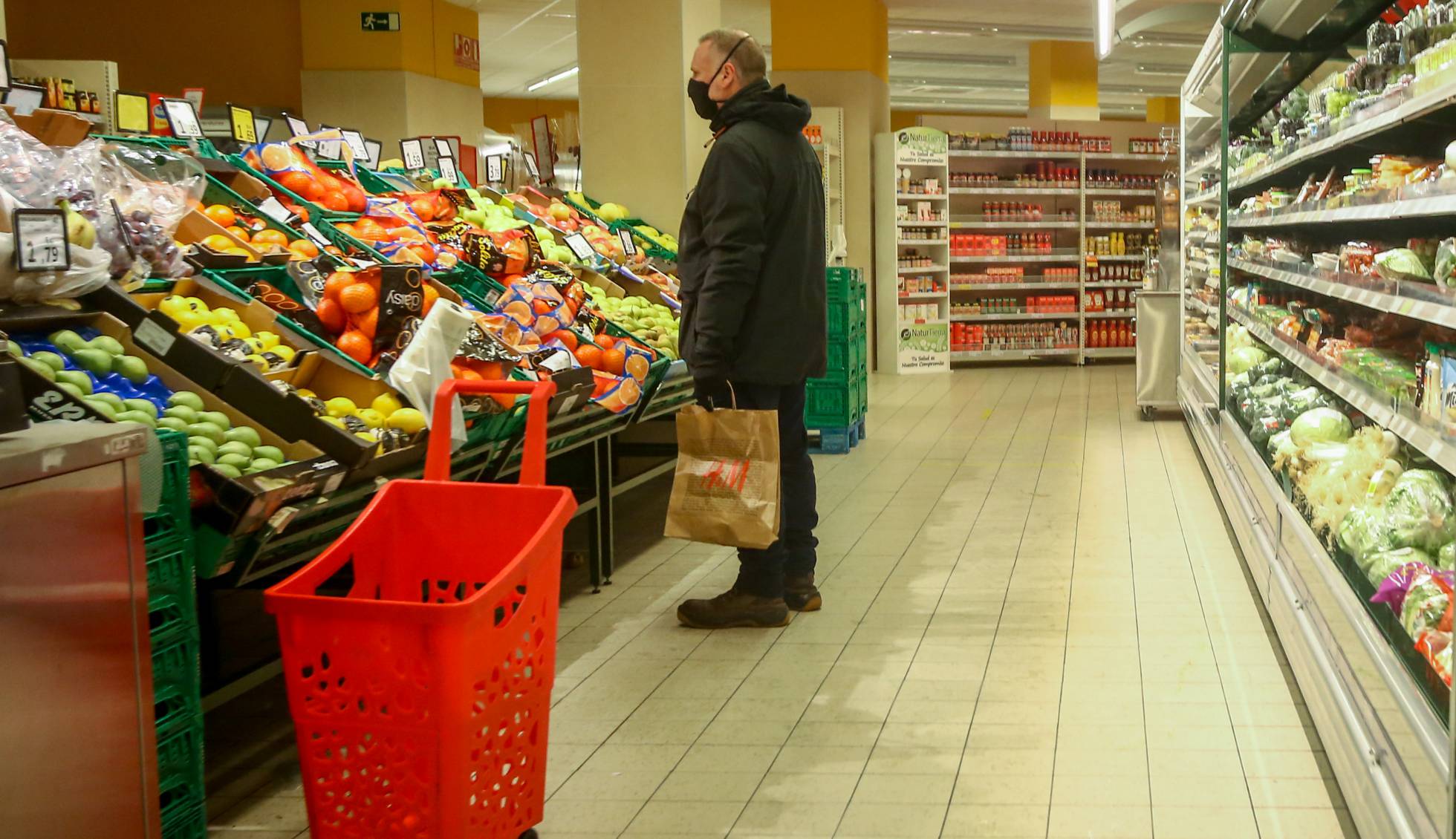 La cesta que propone Garzón a los súper: un 50% de frutas y verduras y sin carne roja