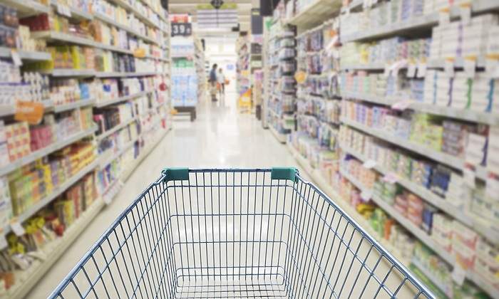 Díaz acusa a los supermercados de operar como un oligopolio para topar sus precios
