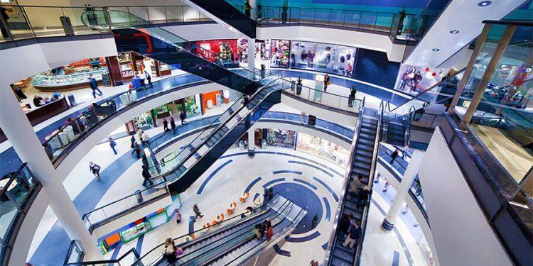 La afluencia a los centros comerciales retrocede un 3,2% en agosto￼