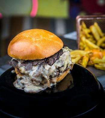 El efecto Roger Federer dispara los pedidos en Glovo de la hamburguesa «La Federer» de Juancho’s BBQ￼