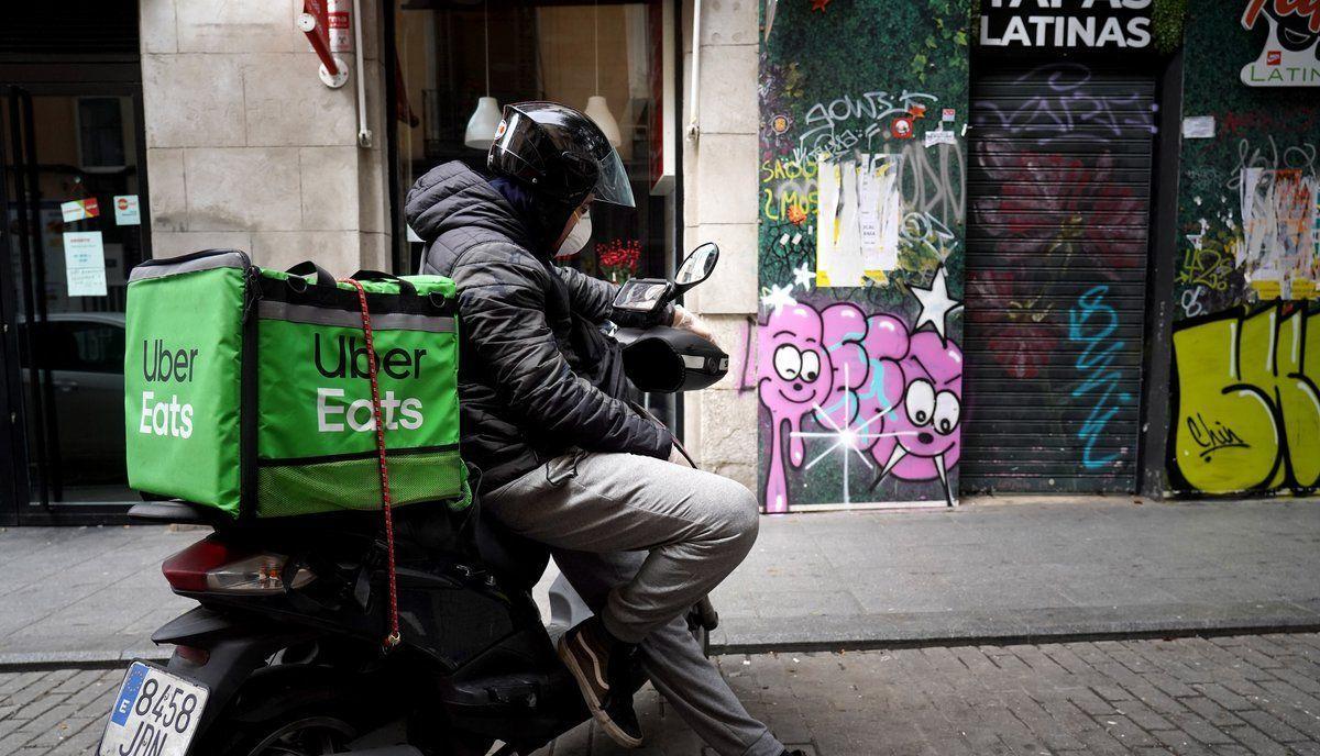 Uber Eats cumple su amenaza a Trabajo y vuelve a repartir con «riders» autónomos