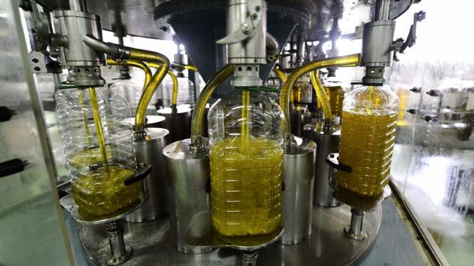 El precio del aceite de oliva bate su récord en España ante la caída de la producción al 50% 