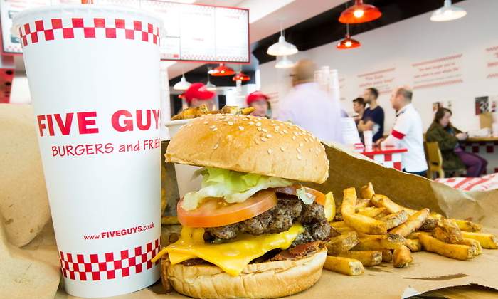 Five Guys cierra el año con más de 25 restaurantes y un millar de empleados en España