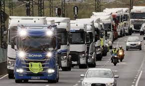 Los transportistas convocan una huelga indefinida desde el domingo que puede paralizar España como en marzo