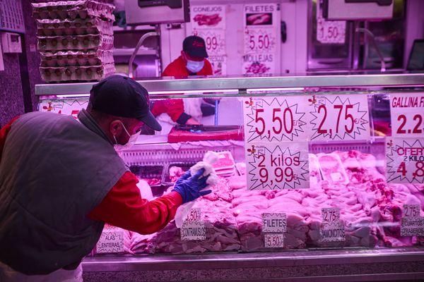 El Gobierno multará a empresas y comercios que no repercutan la bajada del IVA en los precios de los alimentos básicos