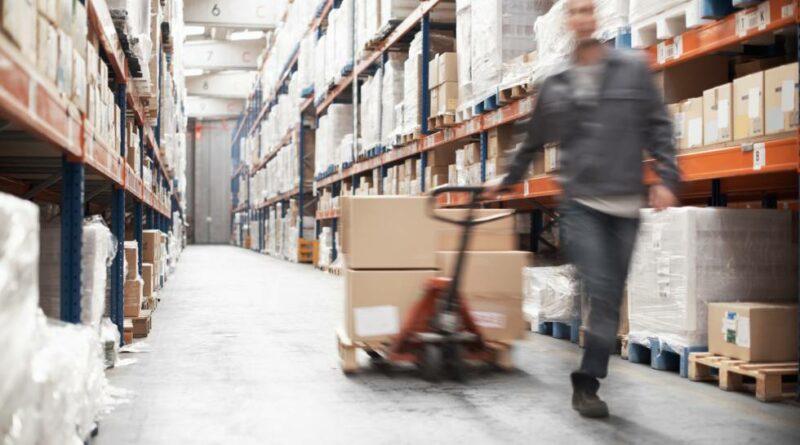 El stock de mercancías en el comercio se dispara un 17%, su mayor alza desde 2013