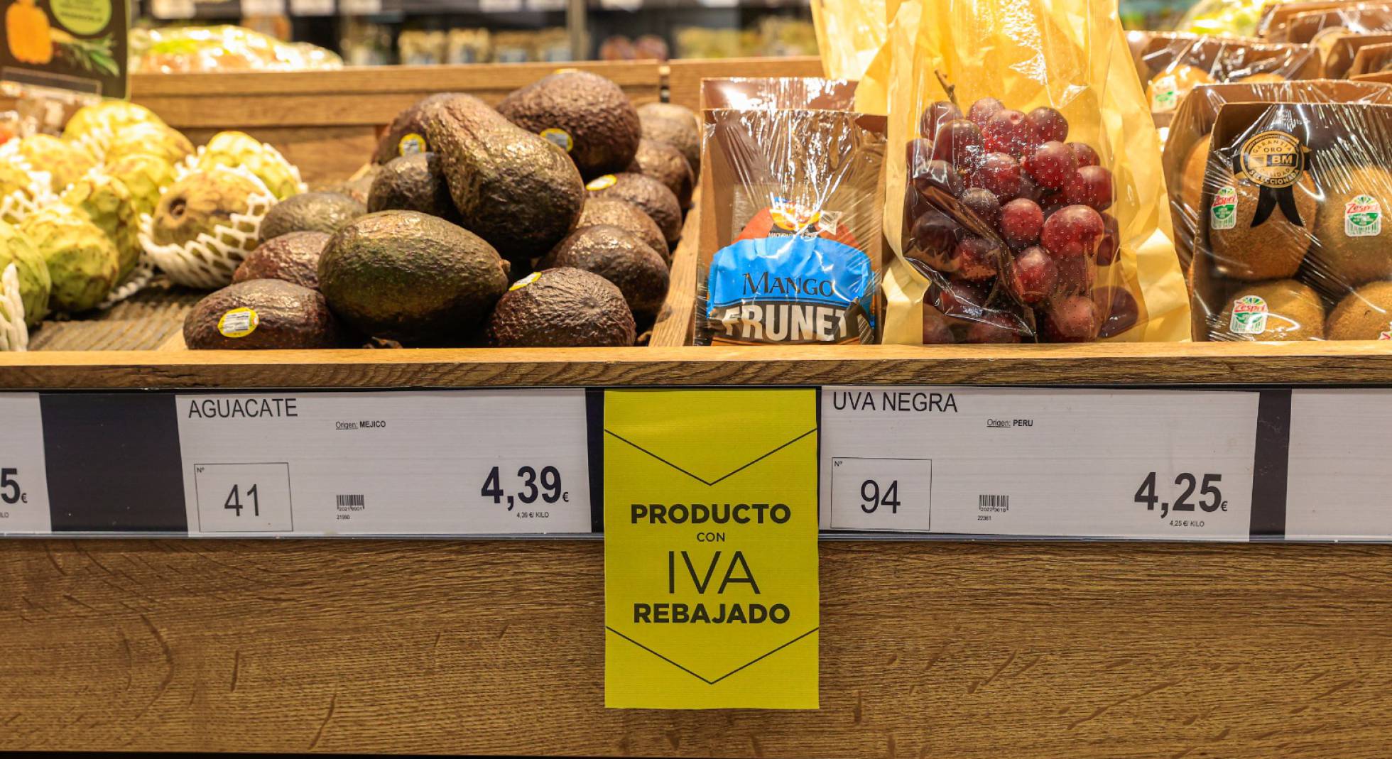 Los supermercados reducen precios por encima de la bajada del IVA en queso, fruta y verduras