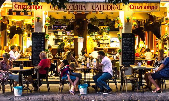La hostelería se reinventa: veinte bares echan el cierre cada día