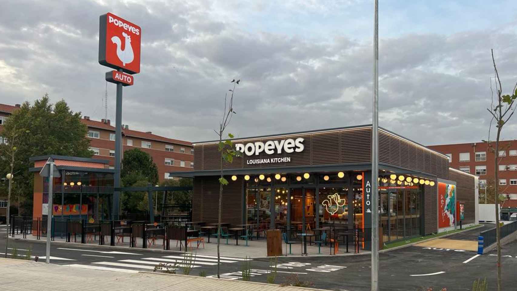 KFC y Popeyes calientan la guerra del pollo frito en España a golpe de aperturas