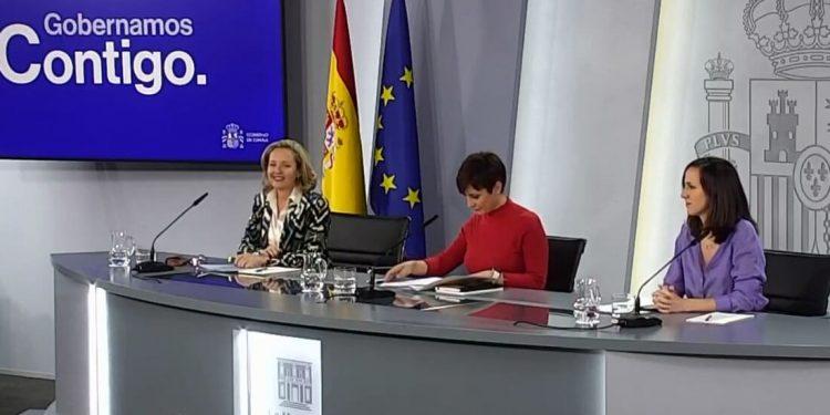 El Gobierno afirma que se está trasladando la bajada del IVA a los alimentos