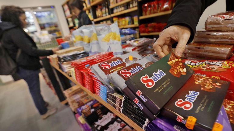 La segunda vida del chocolate vigués Sabú en la fábrica de Trapa en Palencia