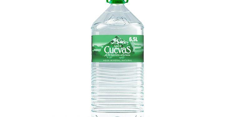 Agua de Cuevas estrena su nueva línea de envasado de garrafas en la que ha invertido dos millones