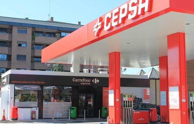Carrefour rompe la exclusividad con Cepsa y lleva sus tiendas a Repsol y BP