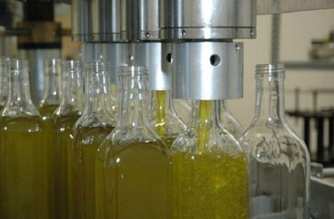 La distribución acusa a los agricultores de retener aceite y especular con su precio
